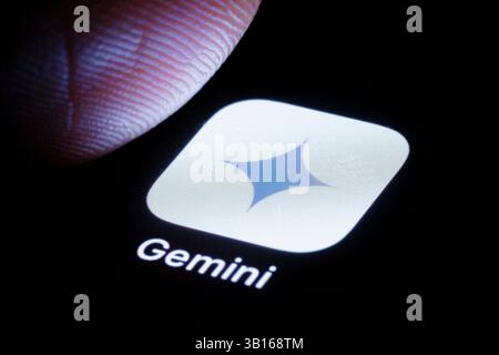 Die Google Gemini App, ein KI-basierter, multimodaler Chatbot von Google, wird auf einem Smartphone angezeigt. Berlin, 25. April 2025. Stockfoto