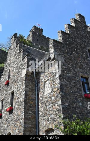 Schloss Reichenstein, auch Falkenburg genannt – Schloss im UNESCO-Weltkulturerbe Oberes Mittelrheintal, das auf einem Bergvorsprung steht Stockfoto