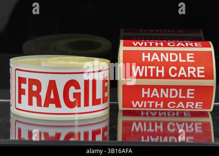 Zerbrechlicher Griff mit Rolle für Pflegeaufkleber. Warnschilder Aufkleber Klebeband. Stockfoto