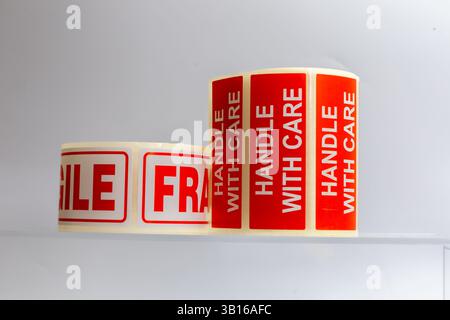 Zerbrechlicher Griff mit Pflegesticker auf weißem Hintergrund. Stockfoto