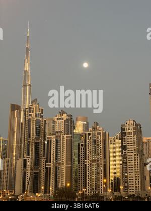 Skyline von Dubai Burj Khalifa Nachtlicht mit Blick auf die Stadt Stockfoto