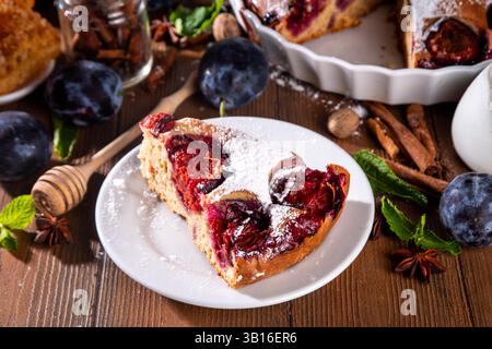 Herbst New york Pflaumenkuchen, leckere Zimt Gewürze Pflaumentorte Kuchen auf rustikalem gemütlichen hölzernen Hintergrund, Kopierraum Stockfoto