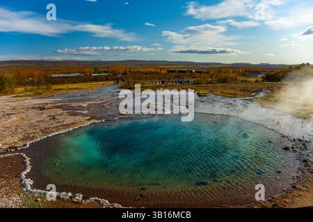 Buntes Heißwasserbecken in Island neben Strokkur, dem größten Geysire Islands, Autumntime Stockfoto