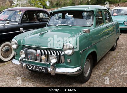 Dreiviertel-Vorderansicht eines 1955, Green, Ford Consul, ausgestellt im Brooklands Museum, Easter Classic Gathering Stockfoto