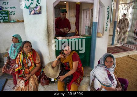 Die Jamia Masjid ist eine Freitagsmoschee in Nowhatta in der Altstadt von Srinagar, im indischen Verwaltungsgebiet Jammu und Kaschmir Stockfoto