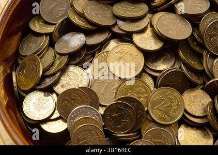Großer Stapel polnischer Grossmünzen in verschiedenen Stückelungen Makronähe von Zloty-Wechselgeld mit niedrigem Wert, das in der polnischen Finanzwirtschaft verwendet wird Stockfoto