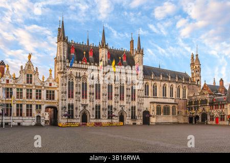 Burgplatz mit Rathaus und Polizeiamt in Brügge, Belgien Stockfoto