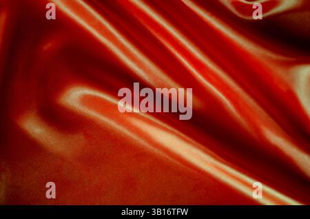 Draufsicht von dunkelrotem, seidenem Glanz, geeignet für Design und Tapetendekoration. Stockfoto