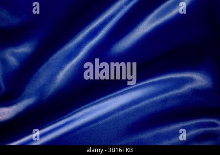 Draufsicht auf dunkelblaues Seidentuch mit seidenem Glanz, geeignet für Design und Tapetenhintergrund. Stockfoto