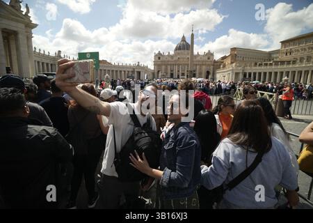 Warschau, Polen . April 2025. Besucher werden am 25. April 2025 in der Nähe des Vatikans in Rom, Italien, gesehen. Die Stadt bereitet sich auf schätzungsweise 200.000 Besucher und 170 Delegationen an diesem Samstag auf die Beerdigung des Todes von Papst Franziskus vor. (Foto: Jaap Arriens/NurPhoto)0 Credit: NurPhoto SRL/Alamy Live News Stockfoto