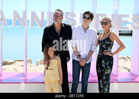Cannes, Frankreich. April 2025. Cannes - 8. Canneseries International Festival - Photocall 'The Walking Dead' - Jeffrey Dean Morgan und Ehefrau Hilarie Burton mit den Söhnen Gus Dean Morgan und George Virginia Morgan Credit: Independent Photo Agency/Alamy Live News Stockfoto
