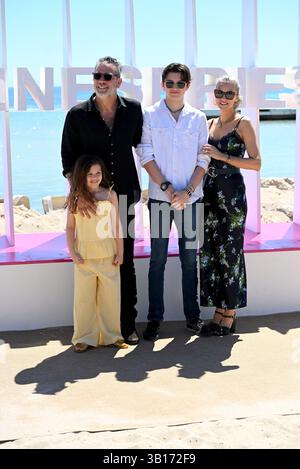 Cannes, Frankreich. April 2025. Cannes - 8. Canneseries International Festival - Photocall 'The Walking Dead' - Jeffrey Dean Morgan und Ehefrau Hilarie Burton mit den Söhnen Gus Dean Morgan und George Virginia Morgan Credit: Independent Photo Agency/Alamy Live News Stockfoto
