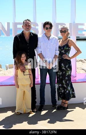 Cannes, Frankreich. April 2025. Cannes - 8. Canneseries International Festival - Photocall 'The Walking Dead' - Jeffrey Dean Morgan und Ehefrau Hilarie Burton mit den Söhnen Gus Dean Morgan und George Virginia Morgan Credit: Independent Photo Agency/Alamy Live News Stockfoto