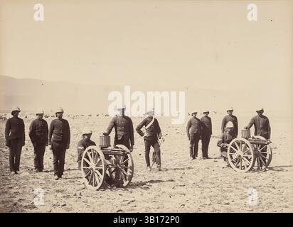 Zwei Gatling-Geschütze, die im Zweiten Anglo-Afghanischen Krieg 1879 verwendet wurden, Schnellfeuer-Wiederholungswaffen, Waffe, Reproduktion eines Modells aus dieser Zeit, historisch, digital verbessert Stockfoto