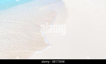 Blick von oben auf den tropischen Strand mit weißem Sand und klarem blauem Meer türkisfarbenem Wasser in natürlichem Sonnenlicht, minimalistischer friedlicher Landschaft Hintergrund Stockfoto