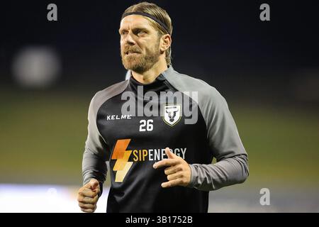 25. April 2025; Campbelltown Stadium, Sydney, NSW, Australien: A League Football, Macarthur FC gegen Melbourne Victory; Luke Brattan von Macarthur FC während der Vorbereitungsübungen vor dem Spiel Stockfoto