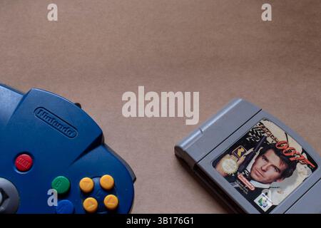 Nintendo Konsole mit GoldenEye 007 Katridge isoliert auf hellem Hintergrund Stockfoto