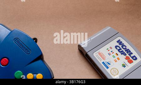 Nintendo-Konsole mit WM 98 Katridge isoliert auf hellem Hintergrund Stockfoto