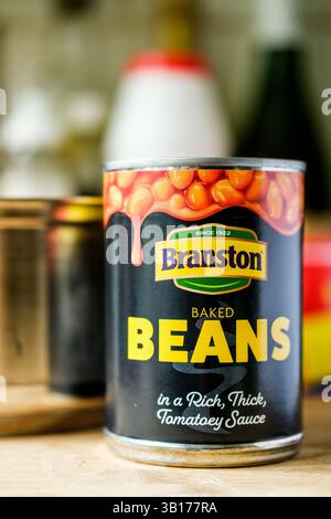 London UK, 25. April 2025, Dose Branston Baked Beans in Tomatensauce Stockfoto