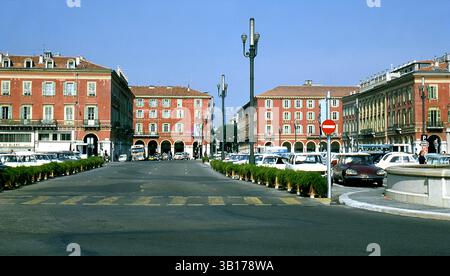 Straße, Verkehr und Parkplatz gegenüber Galeries Lafayette, Place Masséna, Nizza, Provence-Alpes-Côte d'Azur, Frankreich im Jahr 1972, vor der Fußgängerzone und der Installation von Straßenbahnlinien Stockfoto