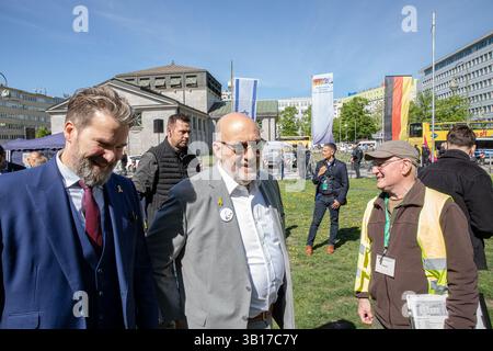 Berlin, Berlin, Deutschland. April 2025. Mit blau-weißen Fahnen und dem Duft israelischer Köstlichkeiten in der Frühlingsluft versammelten sich die Menschen am Freitag, 25. April 2025, auf dem Berliner Wittenbergplatz, um den Israel-Tag 2025 zu feiern. Die Menschen kamen zusammen, um den jüdischen Staat und seine lebendige Kultur zu ehren. Der israelische Botschafter in Deutschland, Ron Prosor, gehörte zu den zentralen Persönlichkeiten der Veranstaltung. Er betonte die unzerbrechliche Verbindung zwischen Deutschland und Israel und die dringende Notwendigkeit, gegen den wachsenden Antisemitismus in ganz Europa vorzugehen. Prosor nahm sich die Zeit, um mehrere der lebhaften Stände und Ausstellungsstücke zu besuchen Stockfoto