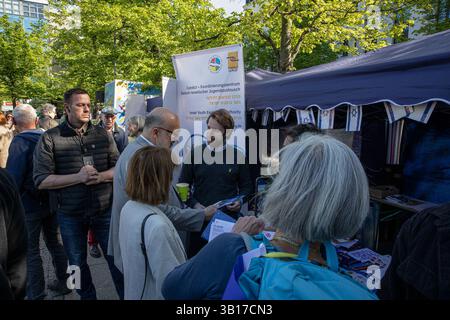 Berlin, Berlin, Deutschland. April 2025. Mit blau-weißen Fahnen und dem Duft israelischer Köstlichkeiten in der Frühlingsluft versammelten sich die Menschen am Freitag, 25. April 2025, auf dem Berliner Wittenbergplatz, um den Israel-Tag 2025 zu feiern. Die Menschen kamen zusammen, um den jüdischen Staat und seine lebendige Kultur zu ehren. Der israelische Botschafter in Deutschland, Ron Prosor, gehörte zu den zentralen Persönlichkeiten der Veranstaltung. Er betonte die unzerbrechliche Verbindung zwischen Deutschland und Israel und die dringende Notwendigkeit, gegen den wachsenden Antisemitismus in ganz Europa vorzugehen. Prosor nahm sich die Zeit, um mehrere der lebhaften Stände und Ausstellungsstücke zu besuchen Stockfoto
