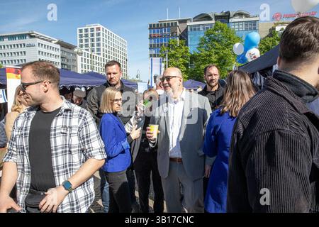 Berlin, Berlin, Deutschland. April 2025. Mit blau-weißen Fahnen und dem Duft israelischer Köstlichkeiten in der Frühlingsluft versammelten sich die Menschen am Freitag, 25. April 2025, auf dem Berliner Wittenbergplatz, um den Israel-Tag 2025 zu feiern. Die Menschen kamen zusammen, um den jüdischen Staat und seine lebendige Kultur zu ehren. Der israelische Botschafter in Deutschland, Ron Prosor, gehörte zu den zentralen Persönlichkeiten der Veranstaltung. Er betonte die unzerbrechliche Verbindung zwischen Deutschland und Israel und die dringende Notwendigkeit, gegen den wachsenden Antisemitismus in ganz Europa vorzugehen. Prosor nahm sich die Zeit, um mehrere der lebhaften Stände und Ausstellungsstücke zu besuchen Stockfoto