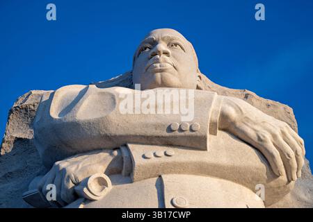 WASHINGTON DC – The Martin Luther King Jr. Das Memorial zeigt eine 30 m hohe Granitstatue, die „Stein der Hoffnung“ genannt wird und den Bürgerrechtler mit überkreuzten Armen darstellt. Das von dem Bildhauer Lei Yixin entworfene und 2011 eingeweihte Denkmal befindet sich an der Nordwestküste des Tidal Basin in der National Mall. Die Statue scheint aus einem großen Granitblock hervorzutreten, der den „Berg der Verzweiflung“ darstellt und auf eine Zeile aus Königs berühmter „Ich habe einen Traum“-Rede verweist. Stockfoto
