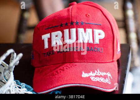 SEATTLE, WA, USA - 7. April 2025: Ein Trump MAGA Hut sitzt auf einem Tisch in Seattle, Washington. Stockfoto