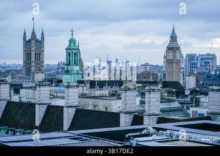 Das bedeckte Londoner Stadtbild mit Westminster Palace, Big Ben und Dächern aus einer erhöhten Perspektive. Stockfoto