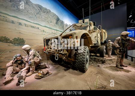 TRIANGLE, Virginia, USA – das Mine Resistant All-Terrain Vehicle (M-ATV) steht im National Museum of the Marine Corps. Der M-ATV wurde 2009 von Oshkosh Defense hergestellt und wurde speziell für das raue Gelände Afghanistans entwickelt und verfügt über explosionssichere Eigenschaften, einschließlich eines V-förmigen Rumpfes, um Bombenexplosionen abzuwehren. Mit einem Gewicht von 17.000 Pfund und einer Höchstgeschwindigkeit von 65 km/h rettete dieses gepanzerte Fahrzeug zahlreiche Marine-Leben, indem es im Vergleich zu den älteren Humvee-Modellen einen überlegenen Schutz vor improvisierten Sprengkörpern bot. Stockfoto