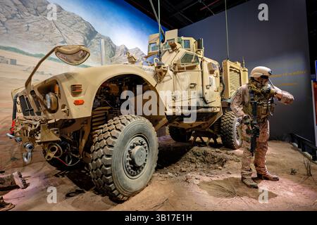 TRIANGLE, Virginia, USA – das Mine Resistant All-Terrain Vehicle (M-ATV) steht im National Museum of the Marine Corps. Der M-ATV wurde 2009 von Oshkosh Defense hergestellt und wurde speziell für das raue Gelände Afghanistans entwickelt und verfügt über explosionssichere Eigenschaften, einschließlich eines V-förmigen Rumpfes, um Bombenexplosionen abzuwehren. Mit einem Gewicht von 17.000 Pfund und einer Höchstgeschwindigkeit von 65 km/h rettete dieses gepanzerte Fahrzeug zahlreiche Marine-Leben, indem es im Vergleich zu den älteren Humvee-Modellen einen überlegenen Schutz vor improvisierten Sprengkörpern bot. Stockfoto
