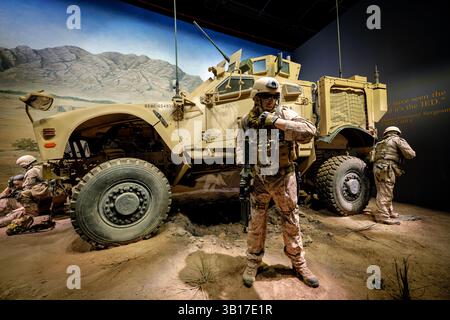 TRIANGLE, Virginia, USA – das Mine Resistant All-Terrain Vehicle (M-ATV) steht im National Museum of the Marine Corps. Der M-ATV wurde 2009 von Oshkosh Defense hergestellt und wurde speziell für das raue Gelände Afghanistans entwickelt und verfügt über explosionssichere Eigenschaften, einschließlich eines V-förmigen Rumpfes, um Bombenexplosionen abzuwehren. Mit einem Gewicht von 17.000 Pfund und einer Höchstgeschwindigkeit von 65 km/h rettete dieses gepanzerte Fahrzeug zahlreiche Marine-Leben, indem es im Vergleich zu den älteren Humvee-Modellen einen überlegenen Schutz vor improvisierten Sprengkörpern bot. Stockfoto