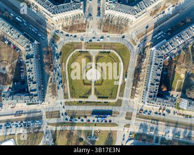 Kraków, Polen. Plac Centralny (zentraler Platz) mit Verkehr im Bezirk Nowa Huta, einer von nur zwei vollständig geplanten und errichteten sozialistischen Realisten Stockfoto