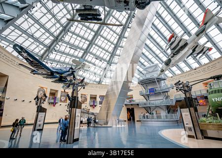 TRIANGLE, Virginia, USA – das hoch aufragende Atrium, bekannt als Leatherneck Gallery, dient als zentraler Raum des National Museum of the Marine Corps. Das 2006 eröffnete Museum verfügt über einen markanten, 210 Meter hohen, geneigten Stahlturm, der das ikonische Bild der Marines weckt, die die Flagge von Iwo Jima hissen. Historische Flugzeuge und große Artefakte hängen in dem dramatischen mehrstöckigen Raum, der Besuchern die Geschichte und das Erbe des Marine Corps näher bringt. Stockfoto