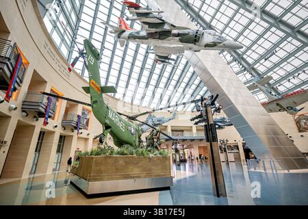 TRIANGLE, Virginia, USA – das hoch aufragende Atrium, bekannt als Leatherneck Gallery, dient als zentraler Raum des National Museum of the Marine Corps. Das 2006 eröffnete Museum verfügt über einen markanten, 210 Meter hohen, geneigten Stahlturm, der das ikonische Bild der Marines weckt, die die Flagge von Iwo Jima hissen. Historische Flugzeuge und große Artefakte hängen in dem dramatischen mehrstöckigen Raum, der Besuchern die Geschichte und das Erbe des Marine Corps näher bringt. Stockfoto