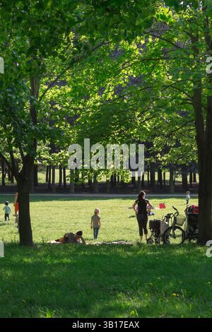 Familien-Picknickpark, Blick auf eine Familie, die im Sommer ein Picknick in einem europäischen Park genießt. Stockfoto