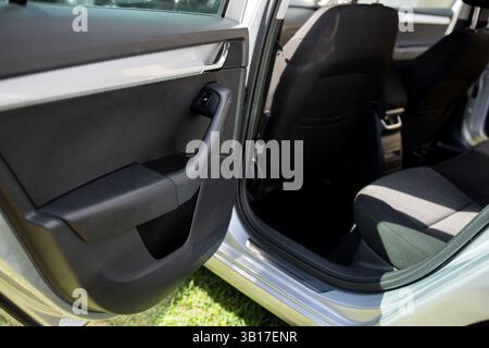 Den hinteren Beifahrersitz und die Tür nach der chemischen Reinigung. Bei Tageslicht scheint alles und es ist kein einziger Fleck sichtbar. Stockfoto