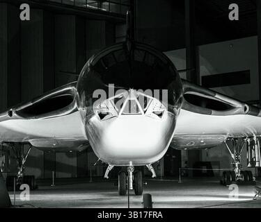 Dramatische Schwarz-weiß-Ansicht eines RAF Vickers Valiant V-Bombers, der in einem Hangar gezeigt wird, unterstreicht sein schlankes, deltageflügeltes Design in Duxford. Stockfoto