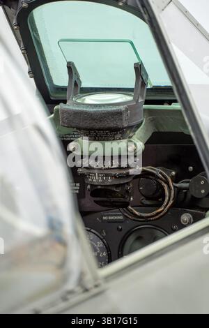 Nahaufnahme eines RAF Spitfire-Schießlichters und der Bedienelemente im Cockpit, mit Zifferblättern, Verkabelung und dem No Smoking-Schild in Duxford, England. Stockfoto