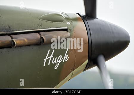 Nahaufnahme der Nase und des Propellers eines alten RAF-Hurrikans aus dem Zweiten Weltkrieg mit Auspuffrohren und dem Namen „Hugh“ auf dem Knoten in Duxford, England Stockfoto
