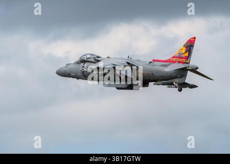 Die spanische Marine McDonnell Douglas AV-8B Harrier in Aktion bei der Royal International Air Tattoo, England. Stockfoto