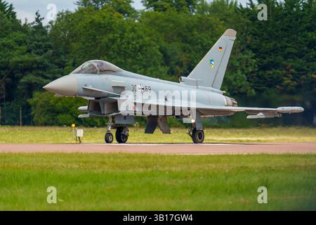 Ein Eurofighter der deutschen Luftwaffe fährt auf der Landebahn und bereitet sich auf den Start beim Royal International Air Tattoo in England vor. Stockfoto