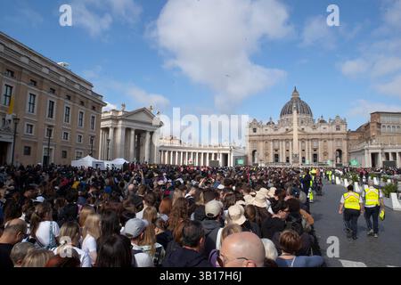 Vatikanstadt, Vatikan, 25. April 2025. Die Leiche von Papst Franziskus befindet sich im Petersdom. Die Gläubigen erweisen dem verstorbenen Papst Franziskus ihren Respekt. Maria Grazia Picciarella/Alamy Live News Stockfoto