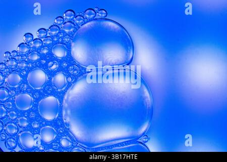 Blaue Seifenblasen Nahaufnahme auf abstraktem Hintergrund Stockfoto