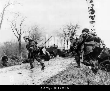 Schlacht der Ausbuchtung. Panzergrenadier-SS-Kampfgruppe Hansen im Einsatz während der Auseinandersetzungen in Poteau gegen die Task Force Myers, 18. Dezember 1944. Stockfoto