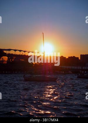 Sonnenuntergang über dem Hudson River in der Nähe der High Line in New York City Stockfoto