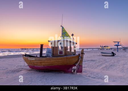 Traditionelles Holzfischboot am Strand entlang der Ostsee bei Ahlbeck, Heringsdorf auf der Insel Usedom, Mecklenburg-Vorpommern, Deutschland Stockfoto