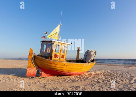 Traditionelles Holzfischboot am Strand entlang der Ostsee bei Ahlbeck, Heringsdorf auf der Insel Usedom, Mecklenburg-Vorpommern, Deutschland Stockfoto