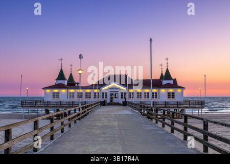 Restaurant auf der Seebrücke Ahlbeck in der Ostsee bei Sonnenaufgang auf der Insel Usedom, Mecklenburg-Vorpommern, ältester Pier Deutschlands Stockfoto